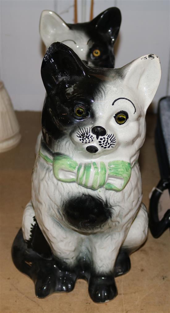 Pair of pottery cats(-)